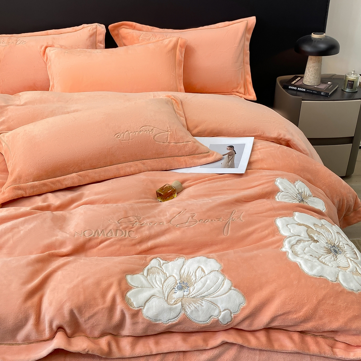 91家纺网 家纺一手货源 找家纺 悦织湾家纺 2025新款9斤重牛奶绒四件套纯色贴布绣人件富贵系列240克重高密保暖轻奢时尚床上用品4件套 人间富贵-暖玉