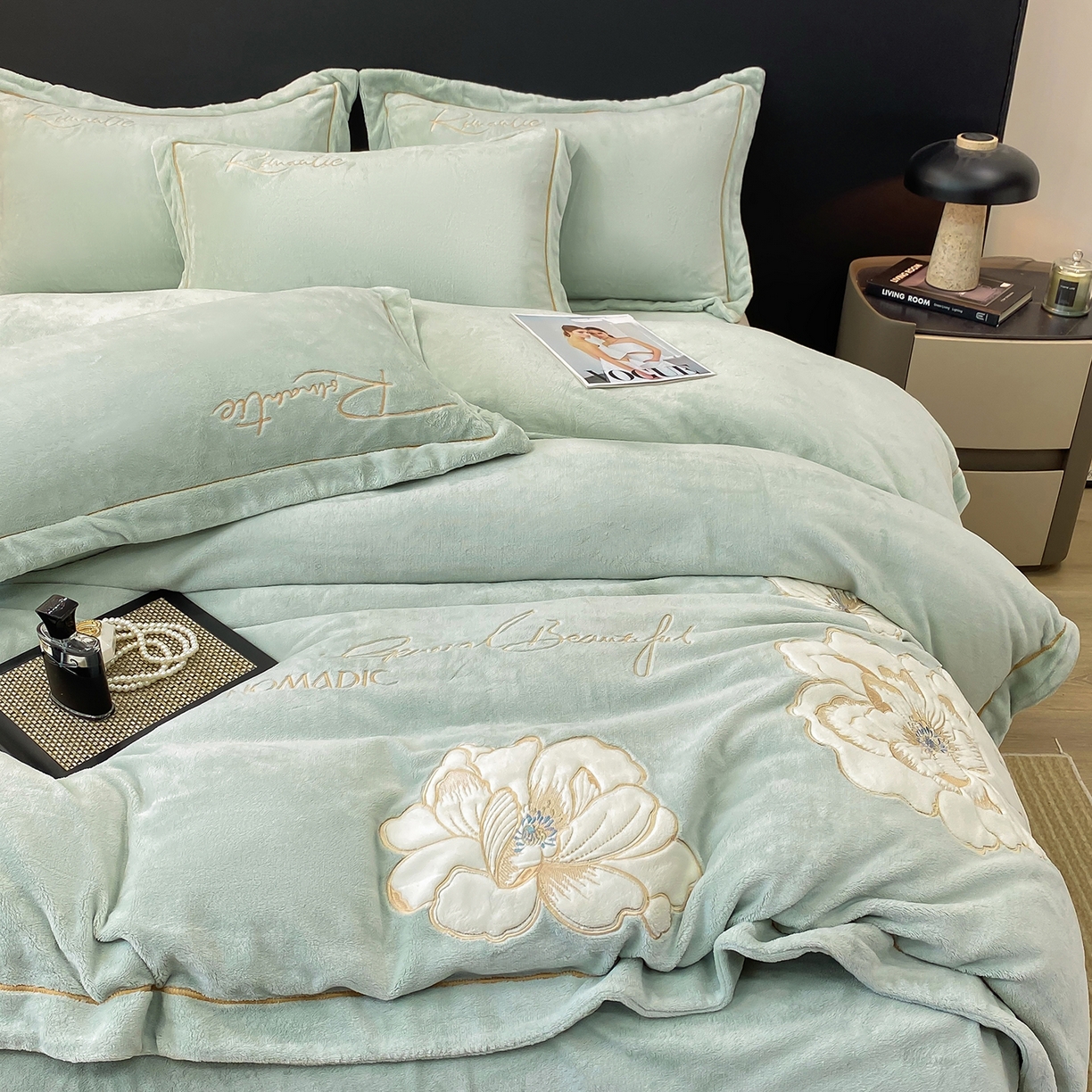 91家纺网 家纺一手货源 找家纺 悦织湾家纺 2025新款9斤重牛奶绒四件套纯色贴布绣人件富贵系列240克重高密保暖轻奢时尚床上用品4件套 人间富贵-玻璃蓝