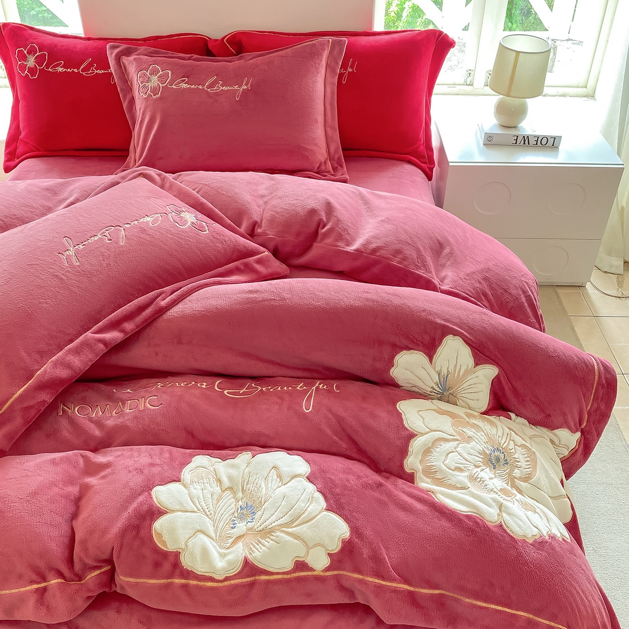 91家纺网 家纺一手货源 找家纺 悦织湾家纺 2025新款9斤重牛奶绒四件套纯色贴布绣人件富贵系列240克重高密保暖轻奢时尚床上用品4件套 人间富贵-浅玫红