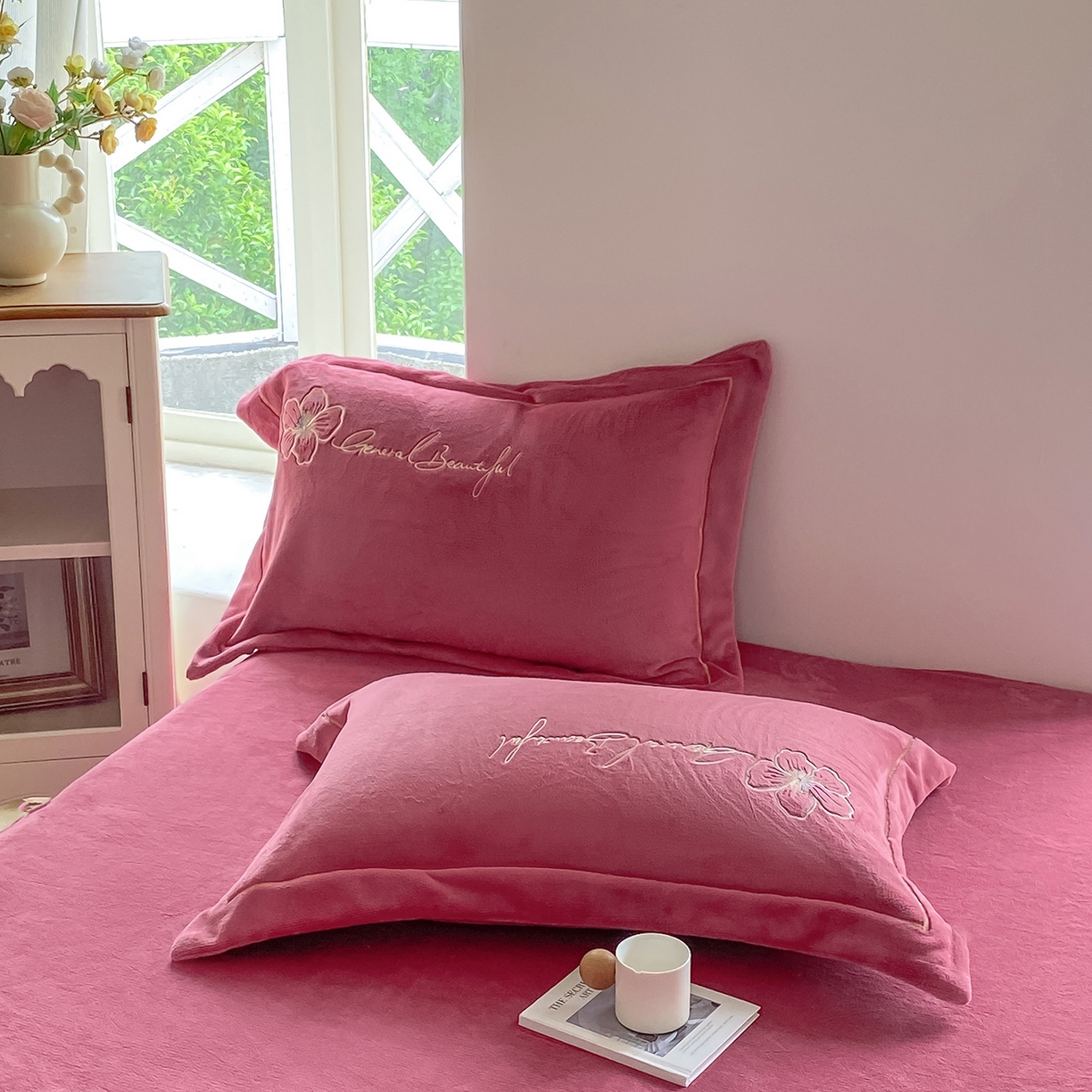 91家纺网 家纺一手货源 找家纺 悦织湾家纺 2025新款9斤重牛奶绒四件套纯色贴布绣人件富贵系列240克重高密保暖轻奢时尚床上用品4件套 人间富贵-浅玫红