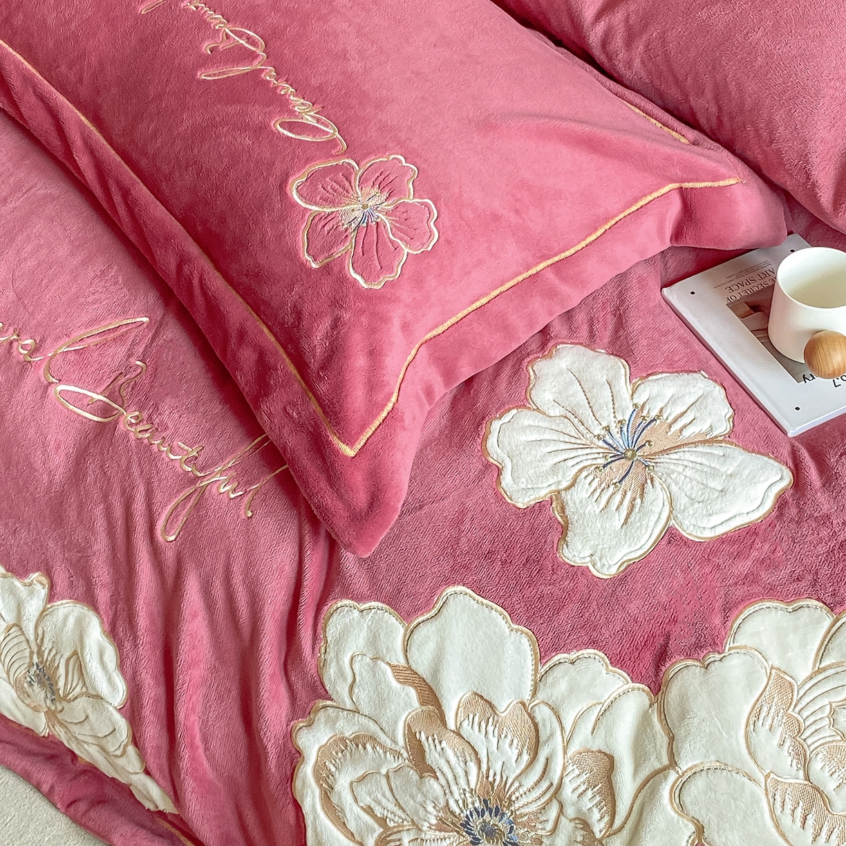 91家纺网 家纺一手货源 找家纺 悦织湾家纺 2025新款9斤重牛奶绒四件套纯色贴布绣人件富贵系列240克重高密保暖轻奢时尚床上用品4件套 人间富贵-浅玫红