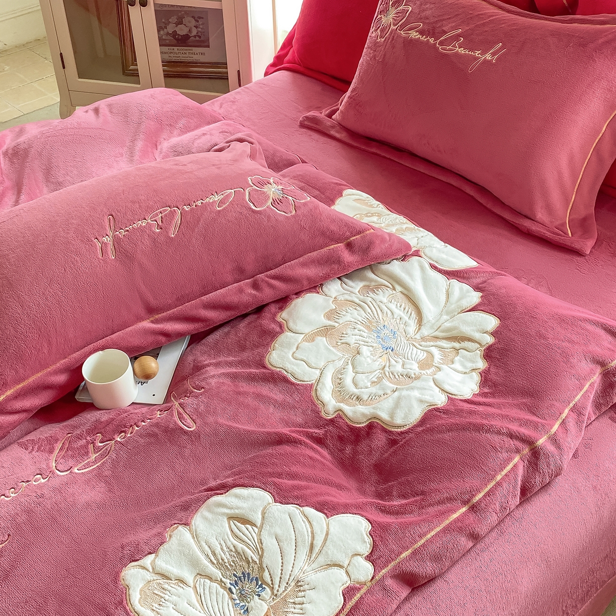 91家纺网 家纺一手货源 找家纺 悦织湾家纺 2025新款9斤重牛奶绒四件套纯色贴布绣人件富贵系列240克重高密保暖轻奢时尚床上用品4件套 人间富贵-浅玫红