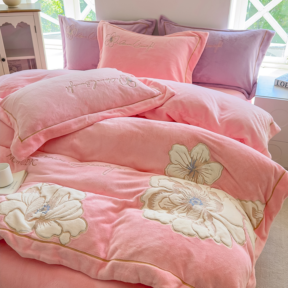 91家纺网 家纺一手货源 找家纺 悦织湾家纺 2025新款9斤重牛奶绒四件套纯色贴布绣人件富贵系列240克重高密保暖轻奢时尚床上用品4件套 人间富贵-少女粉