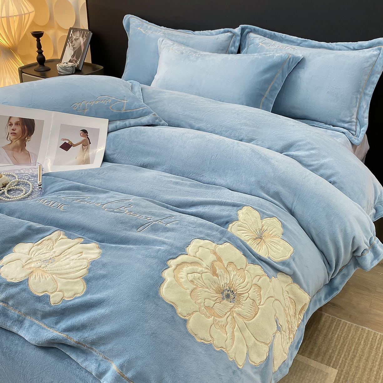 91家纺网 家纺一手货源 找家纺 悦织湾家纺 2025新款9斤重牛奶绒四件套纯色贴布绣人件富贵系列240克重高密保暖轻奢时尚床上用品4件套 人间富贵-草蓝