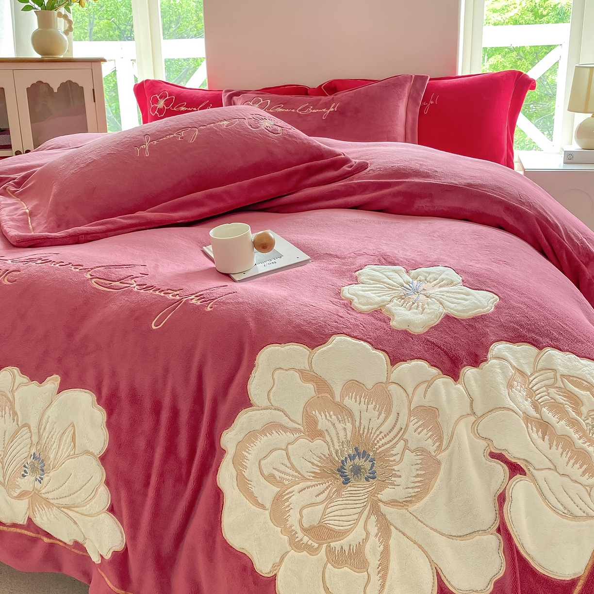 91家纺网 家纺一手货源 找家纺 悦织湾家纺 2025新款9斤重牛奶绒四件套纯色贴布绣人件富贵系列240克重高密保暖轻奢时尚床上用品4件套 人间富贵-浅玫红