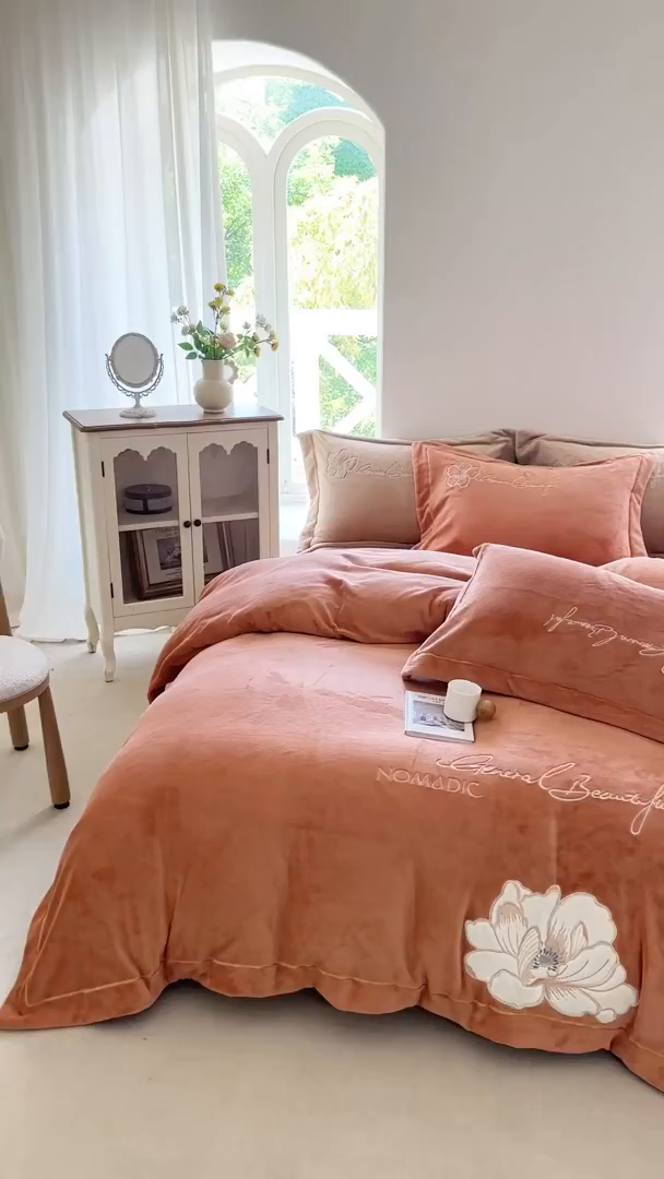 91家纺网 家纺一手货源 找家纺 悦织湾家纺 2025新款9斤重牛奶绒四件套纯色贴布绣人件富贵系列240克重高密保暖轻奢时尚床上用品4件套 人间富贵-珊瑚橙