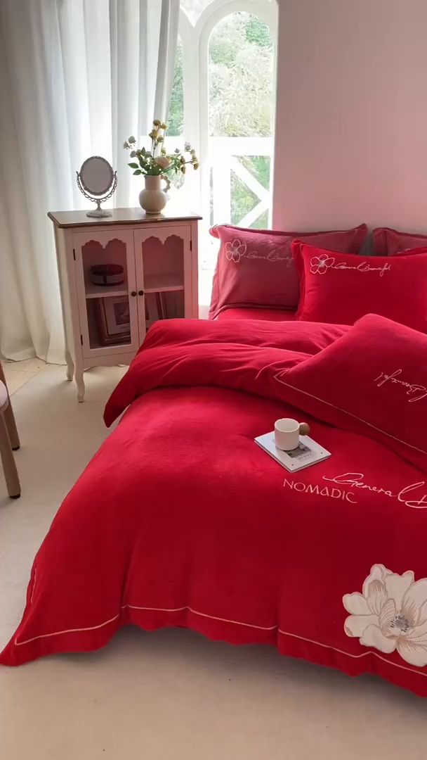 91家纺网 家纺一手货源 找家纺 悦织湾家纺 2025新款9斤重牛奶绒四件套纯色贴布绣人件富贵系列240克重高密保暖轻奢时尚床上用品4件套 人间富贵-浅玫红