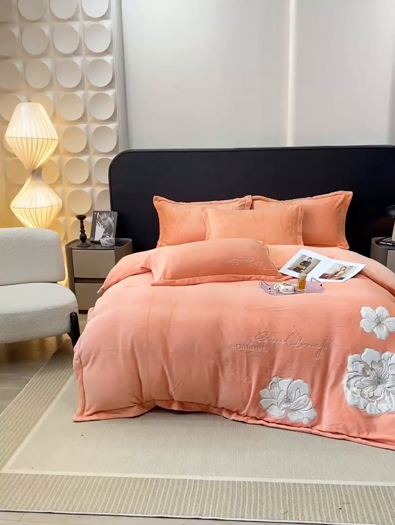 91家纺网 家纺一手货源 找家纺 悦织湾家纺 2025新款9斤重牛奶绒四件套纯色贴布绣人件富贵系列240克重高密保暖轻奢时尚床上用品4件套 人间富贵-暖玉