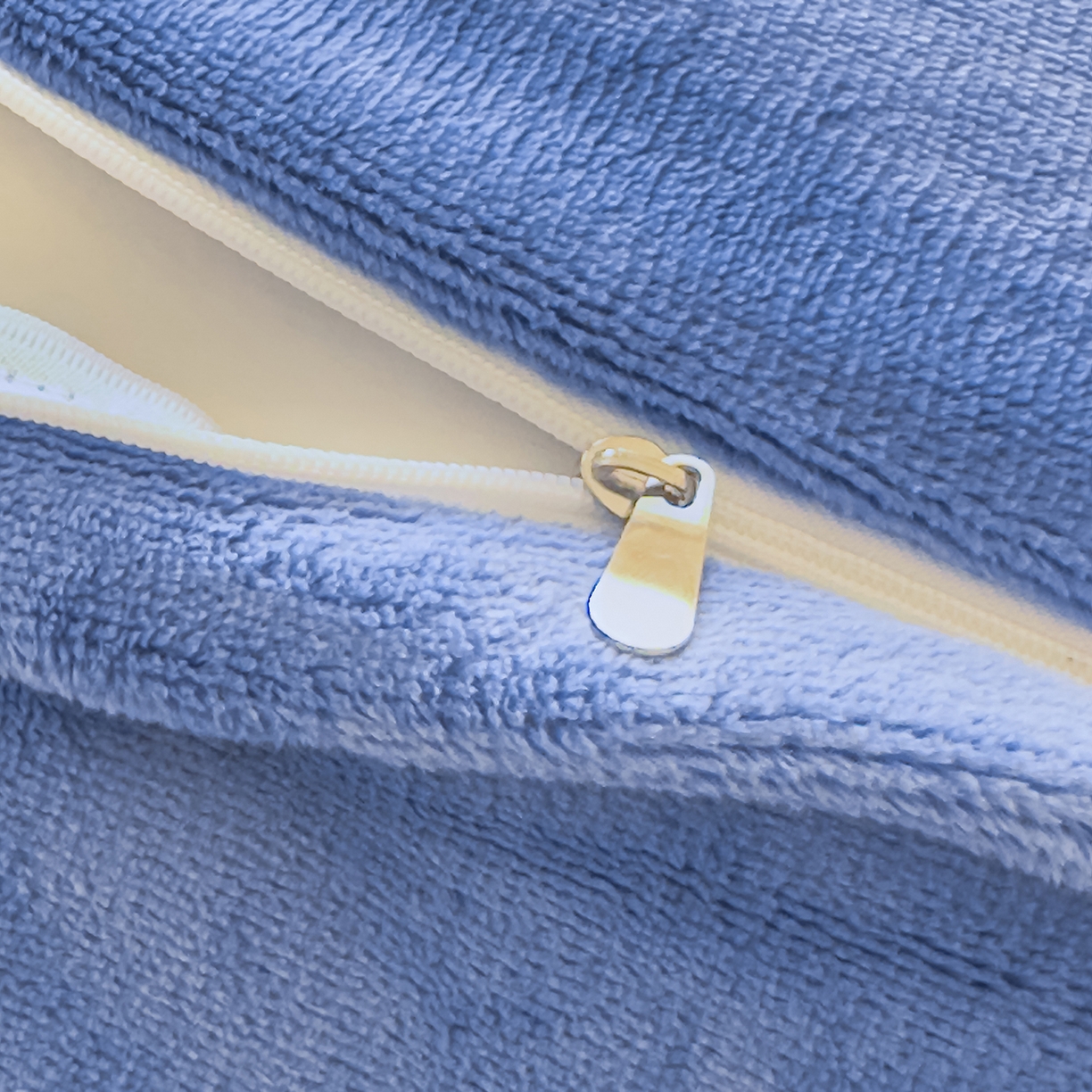 91家纺网 家纺一手货源 找家纺 悦织湾家纺 2025新款9斤重牛奶绒四件套纯色贴布绣人件富贵系列240克重高密保暖轻奢时尚床上用品4件套 人间富贵-风暴蓝