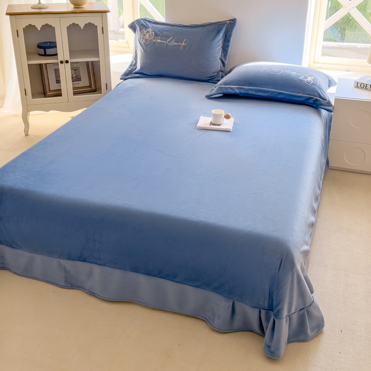 91家纺网 家纺一手货源 找家纺 悦织湾家纺 2025新款9斤重牛奶绒四件套纯色贴布绣人件富贵系列240克重高密保暖轻奢时尚床上用品4件套 人间富贵-风暴蓝