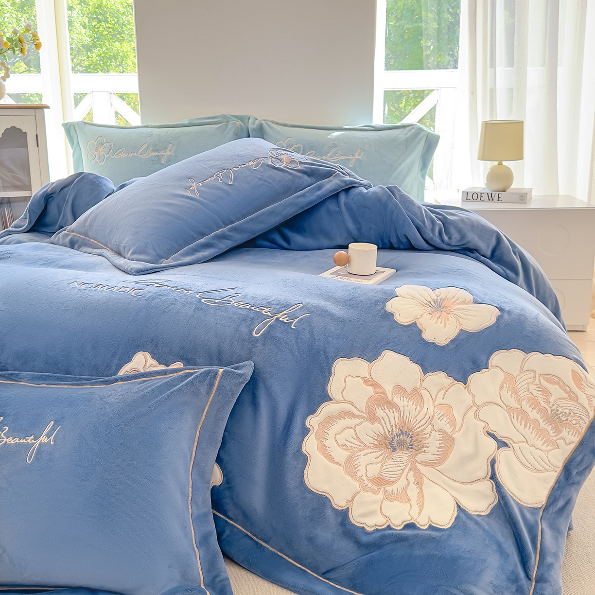 91家纺网 家纺一手货源 找家纺 悦织湾家纺 2025新款9斤重牛奶绒四件套纯色贴布绣人件富贵系列240克重高密保暖轻奢时尚床上用品4件套 人间富贵-风暴蓝