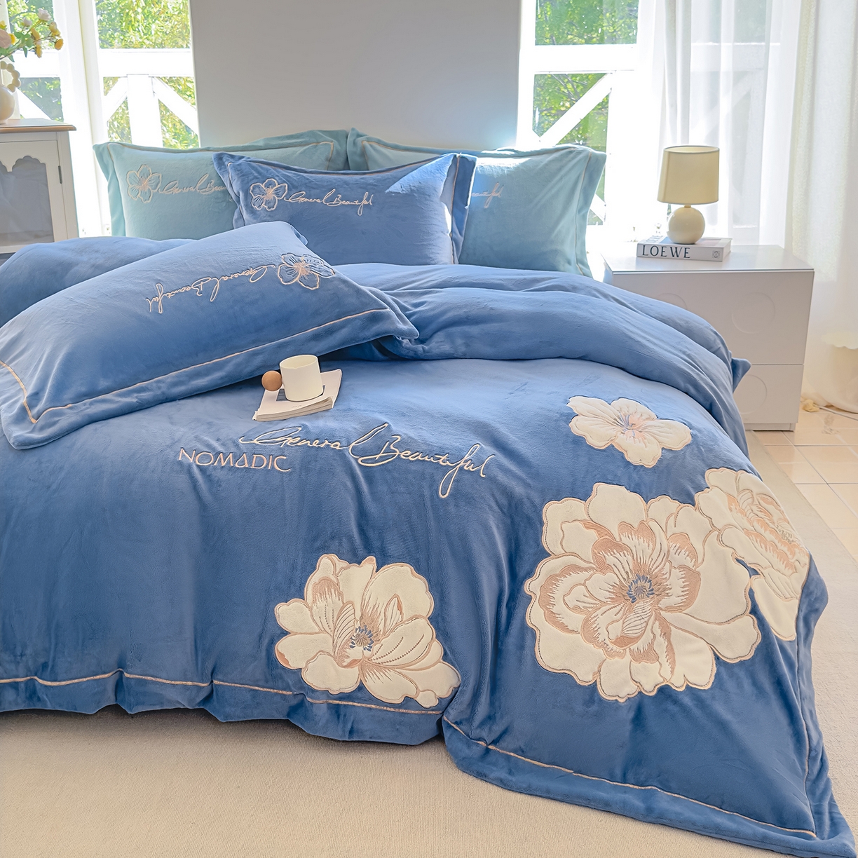 91家纺网 家纺一手货源 找家纺 悦织湾家纺 2025新款9斤重牛奶绒四件套纯色贴布绣人件富贵系列240克重高密保暖轻奢时尚床上用品4件套 人间富贵-风暴蓝