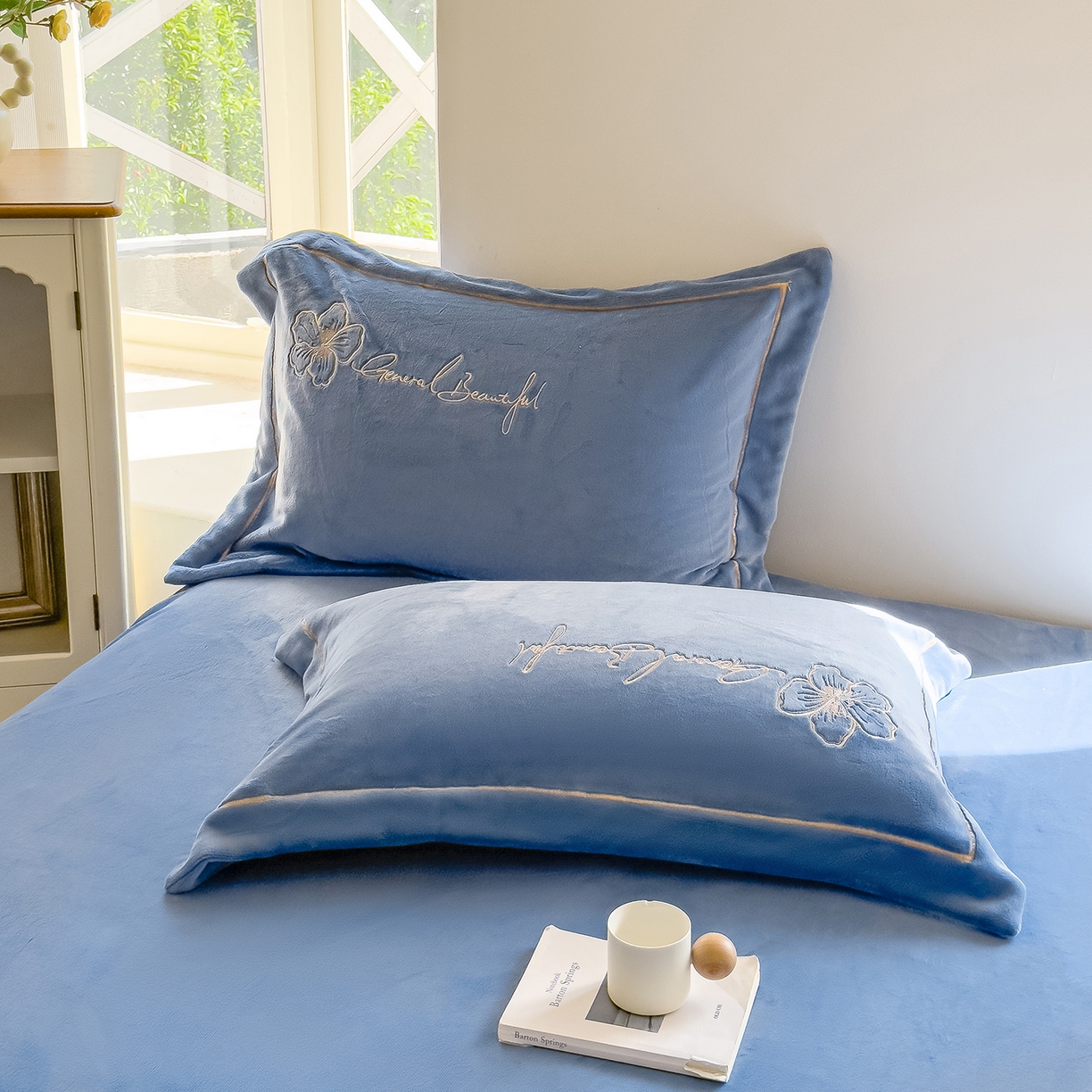 91家纺网 家纺一手货源 找家纺 悦织湾家纺 2025新款9斤重牛奶绒四件套纯色贴布绣人件富贵系列240克重高密保暖轻奢时尚床上用品4件套 人间富贵-风暴蓝