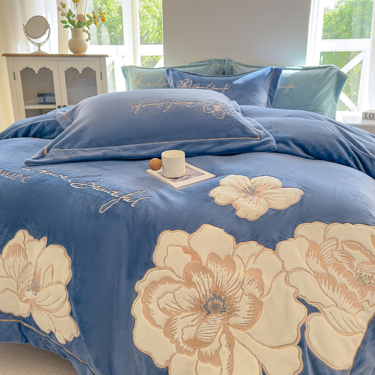 91家纺网 家纺一手货源 找家纺 悦织湾家纺 2025新款9斤重牛奶绒四件套纯色贴布绣人件富贵系列240克重高密保暖轻奢时尚床上用品4件套 人间富贵-风暴蓝