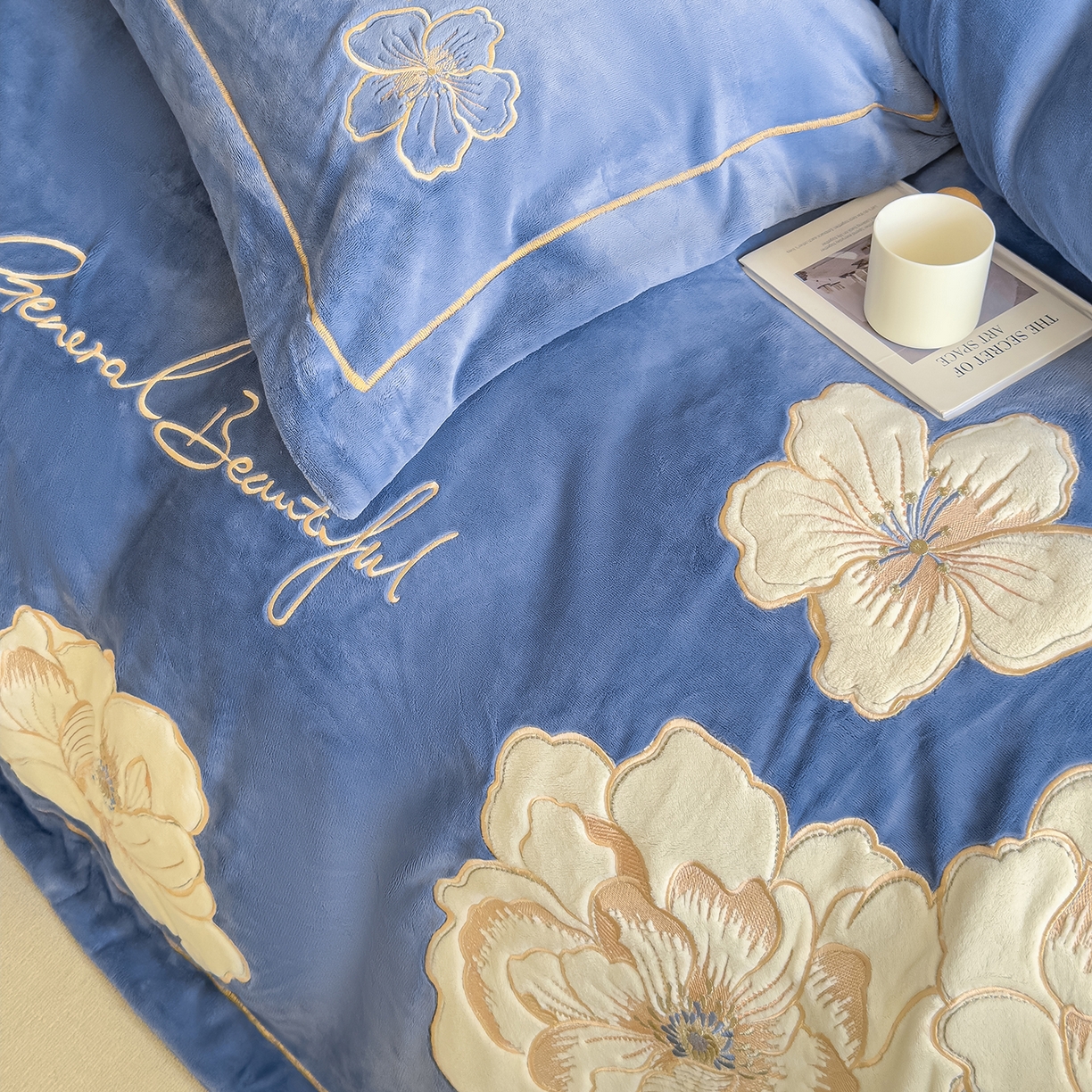 91家纺网 家纺一手货源 找家纺 悦织湾家纺 2025新款9斤重牛奶绒四件套纯色贴布绣人件富贵系列240克重高密保暖轻奢时尚床上用品4件套 人间富贵-风暴蓝