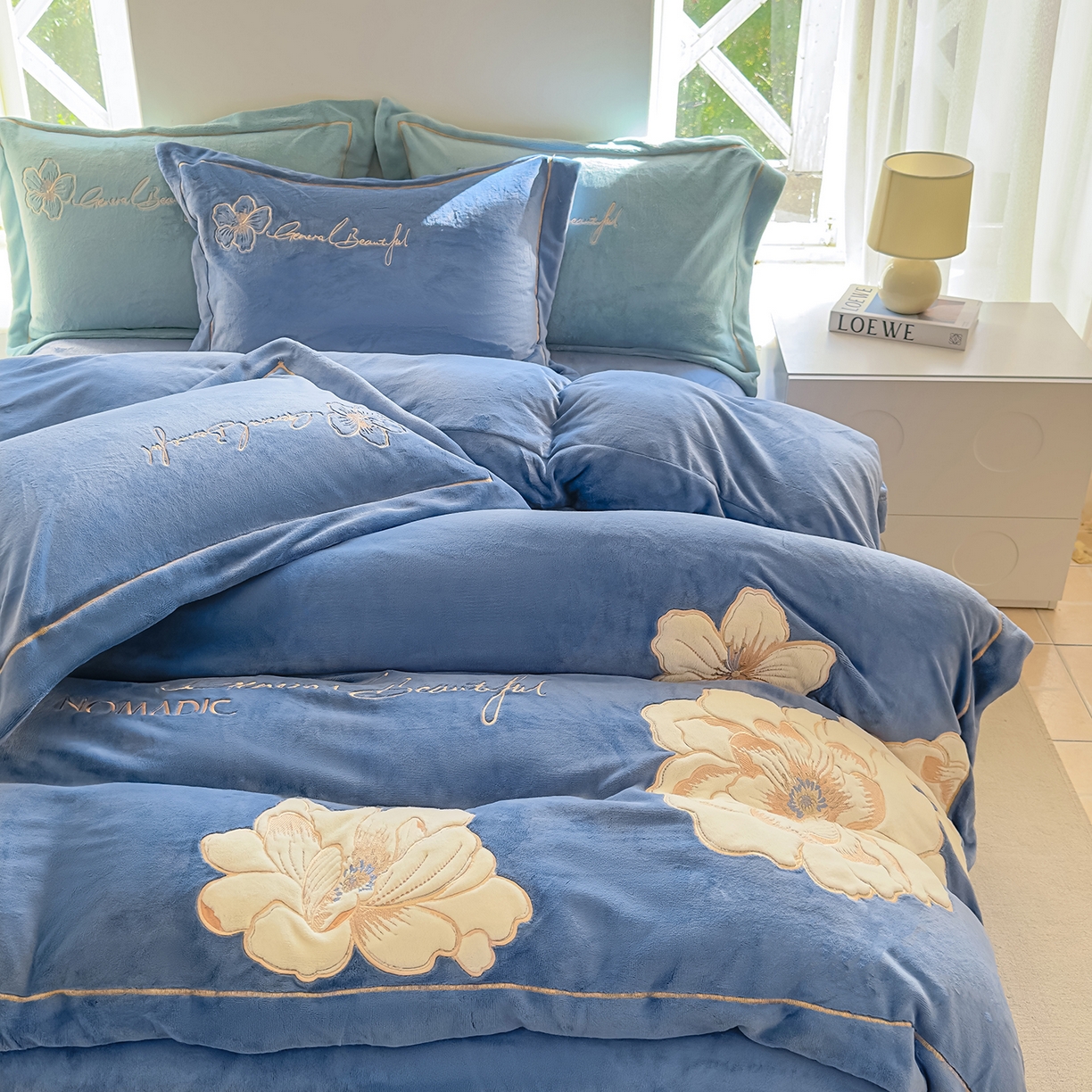 91家纺网 家纺一手货源 找家纺 悦织湾家纺 2025新款9斤重牛奶绒四件套纯色贴布绣人件富贵系列240克重高密保暖轻奢时尚床上用品4件套 人间富贵-风暴蓝