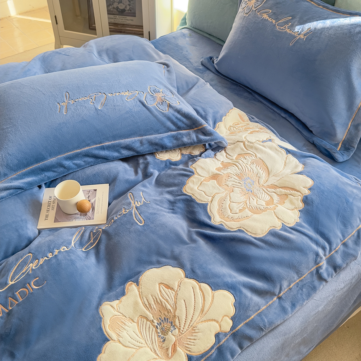 91家纺网 家纺一手货源 找家纺 悦织湾家纺 2025新款9斤重牛奶绒四件套纯色贴布绣人件富贵系列240克重高密保暖轻奢时尚床上用品4件套 人间富贵-风暴蓝