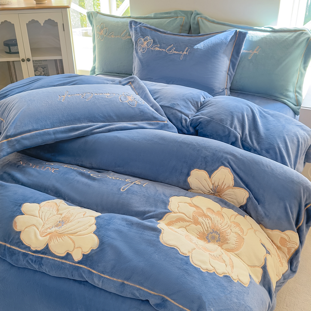 91家纺网 家纺一手货源 找家纺 悦织湾家纺 2025新款9斤重牛奶绒四件套纯色贴布绣人件富贵系列240克重高密保暖轻奢时尚床上用品4件套 人间富贵-风暴蓝