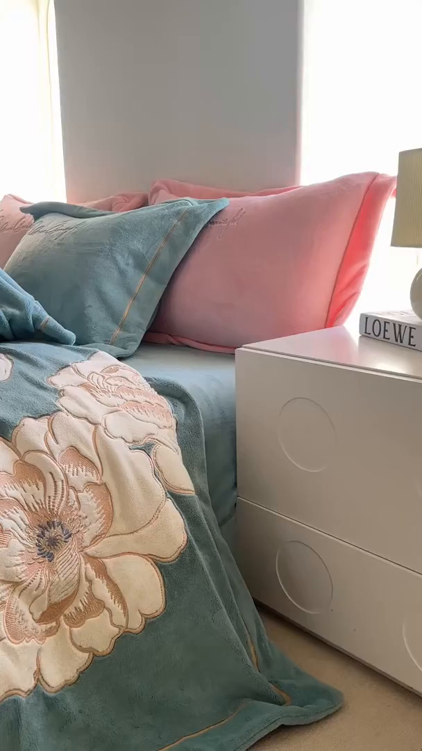 91家纺网 家纺一手货源 找家纺 （总）悦织湾家纺 2025新款9斤重牛奶绒四件套纯色贴布绣人件富贵系列240克重高密保暖轻奢时尚床上用品4件套