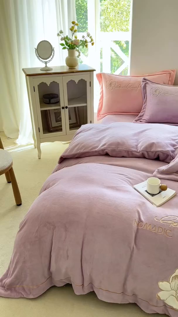 91家纺网 家纺一手货源 找家纺 悦织湾家纺 2025新款9斤重牛奶绒四件套纯色贴布绣人件富贵系列240克重高密保暖轻奢时尚床上用品4件套 人间富贵-丁香紫