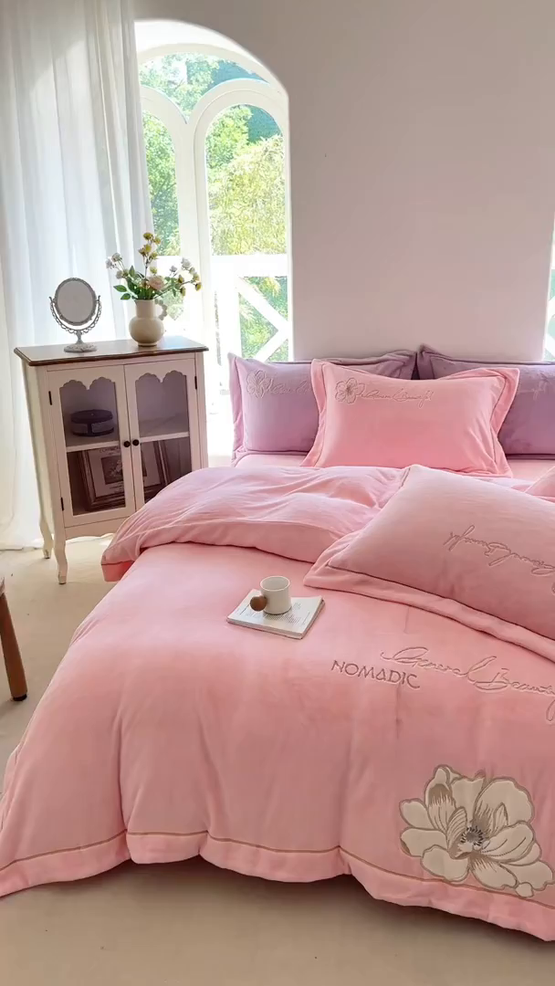 91家纺网 家纺一手货源 找家纺 悦织湾家纺 2025新款9斤重牛奶绒四件套纯色贴布绣人件富贵系列240克重高密保暖轻奢时尚床上用品4件套 人间富贵-少女粉