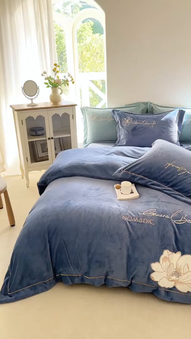 91家纺网 家纺一手货源 找家纺 悦织湾家纺 2025新款9斤重牛奶绒四件套纯色贴布绣人件富贵系列240克重高密保暖轻奢时尚床上用品4件套 人间富贵-风暴蓝