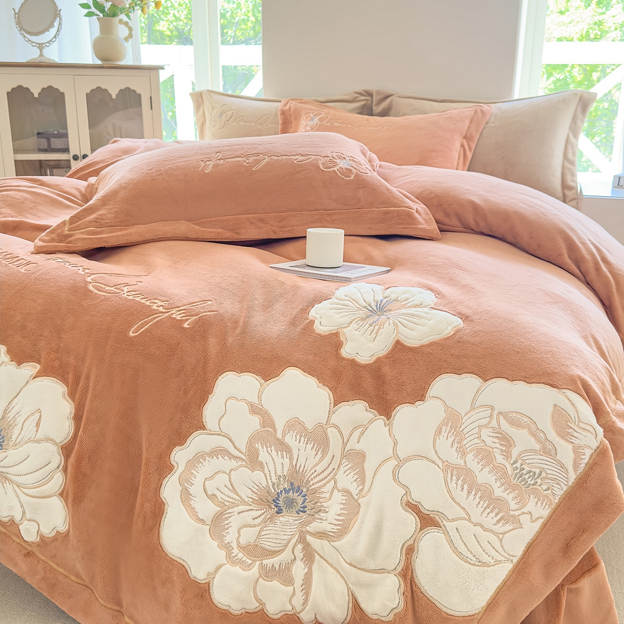 91家纺网 家纺一手货源 找家纺 悦织湾家纺 2025新款9斤重牛奶绒四件套纯色贴布绣人件富贵系列240克重高密保暖轻奢时尚床上用品4件套 人间富贵-珊瑚橙