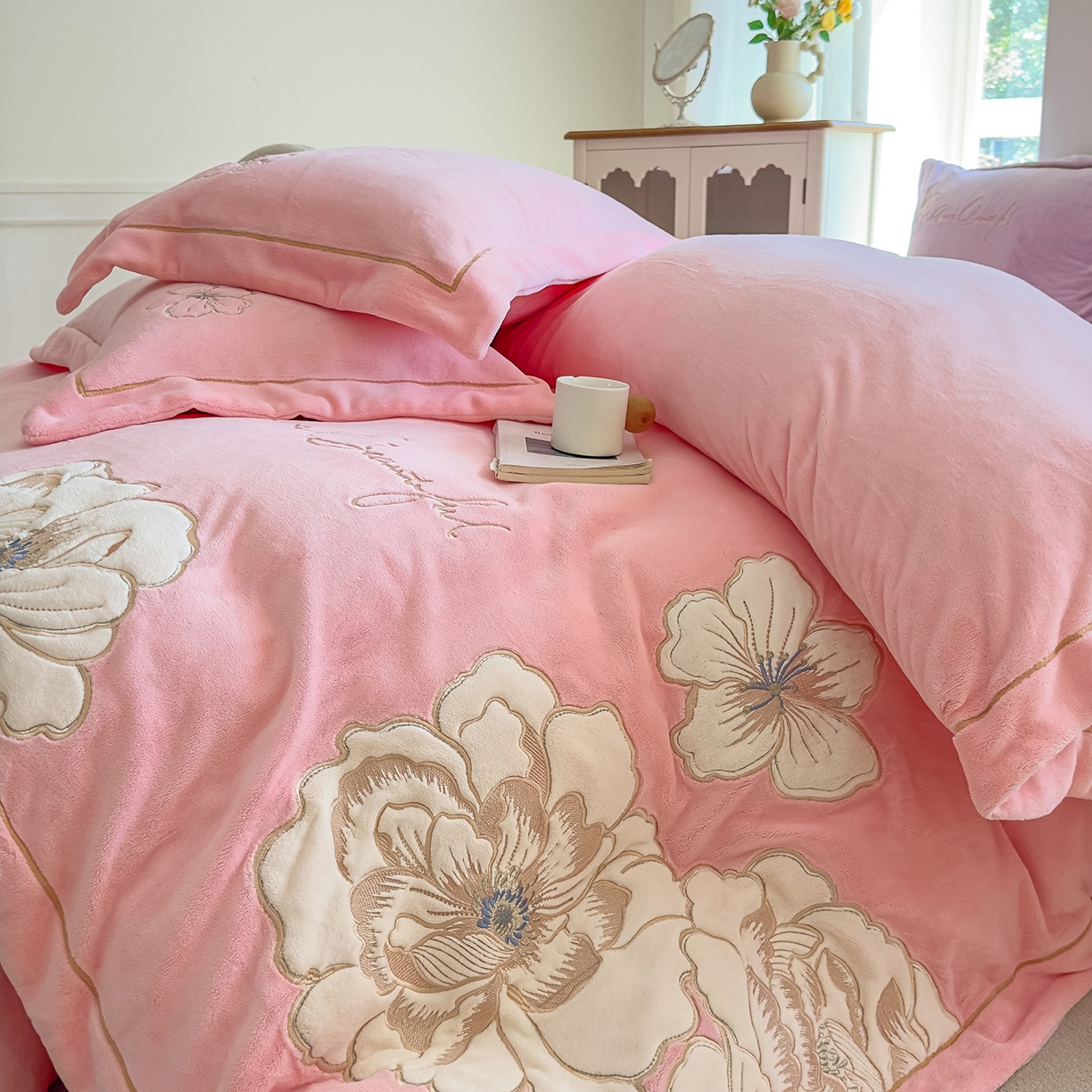 91家纺网 家纺一手货源 找家纺 悦织湾家纺 2025新款9斤重牛奶绒四件套纯色贴布绣人件富贵系列240克重高密保暖轻奢时尚床上用品4件套 人间富贵-少女粉