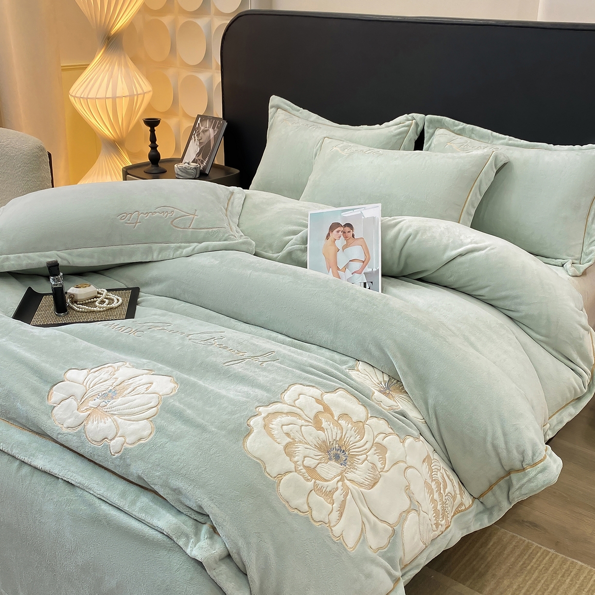 91家纺网 家纺一手货源 找家纺 悦织湾家纺 2025新款9斤重牛奶绒四件套纯色贴布绣人件富贵系列240克重高密保暖轻奢时尚床上用品4件套 人间富贵-玻璃蓝