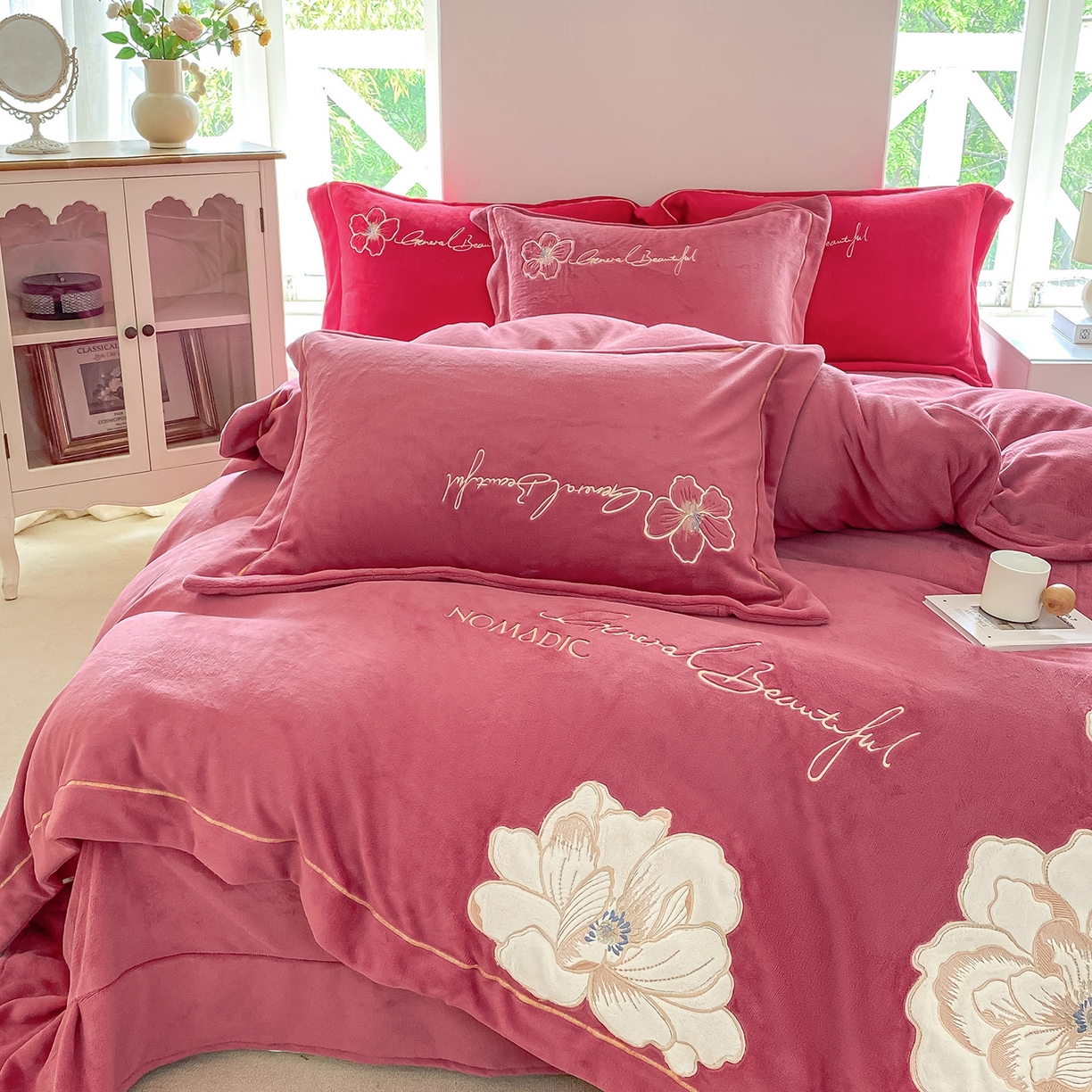 91家纺网 家纺一手货源 找家纺 悦织湾家纺 2025新款9斤重牛奶绒四件套纯色贴布绣人件富贵系列240克重高密保暖轻奢时尚床上用品4件套 人间富贵-浅玫红