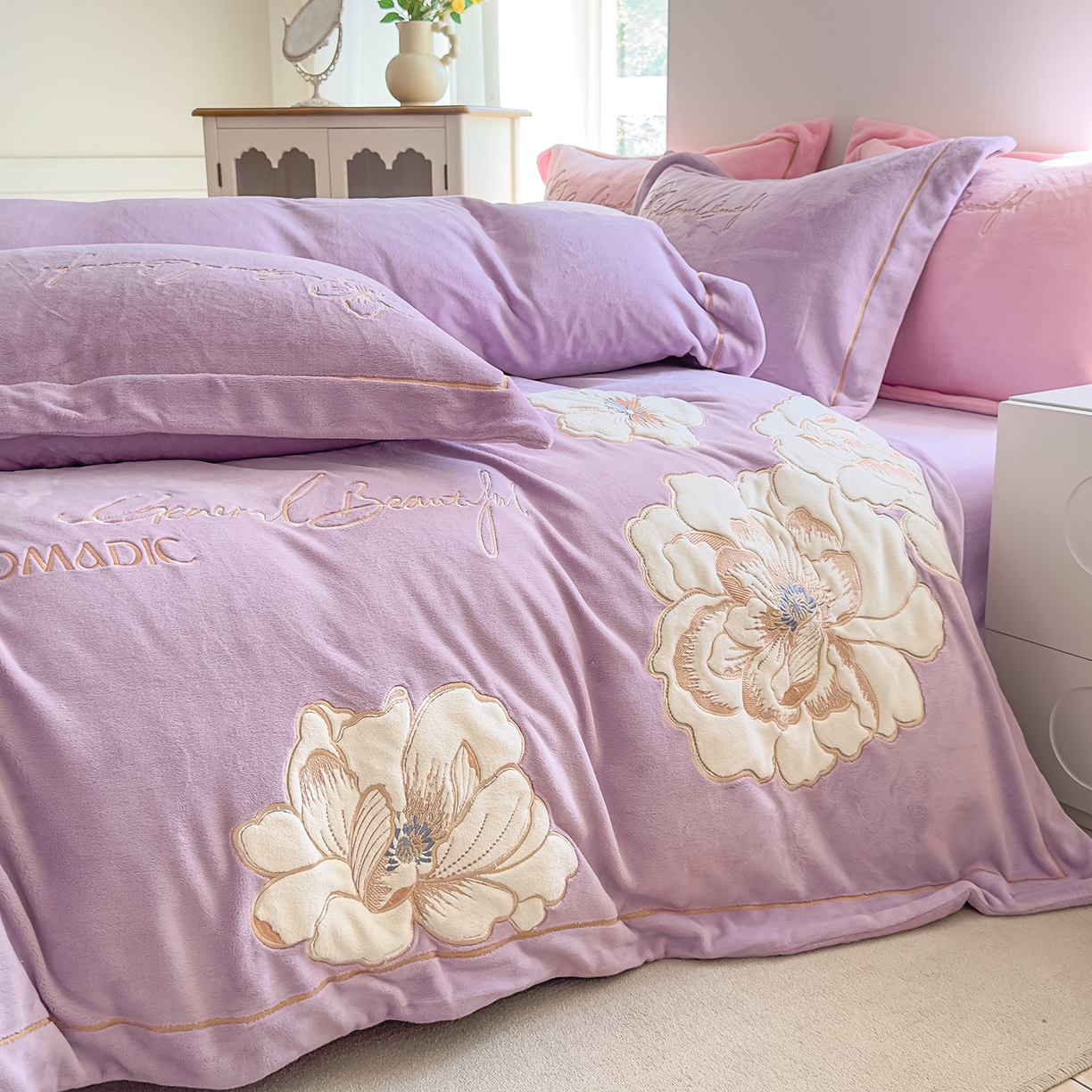 91家纺网 家纺一手货源 找家纺 悦织湾家纺 2025新款9斤重牛奶绒四件套纯色贴布绣人件富贵系列240克重高密保暖轻奢时尚床上用品4件套 人间富贵-丁香紫