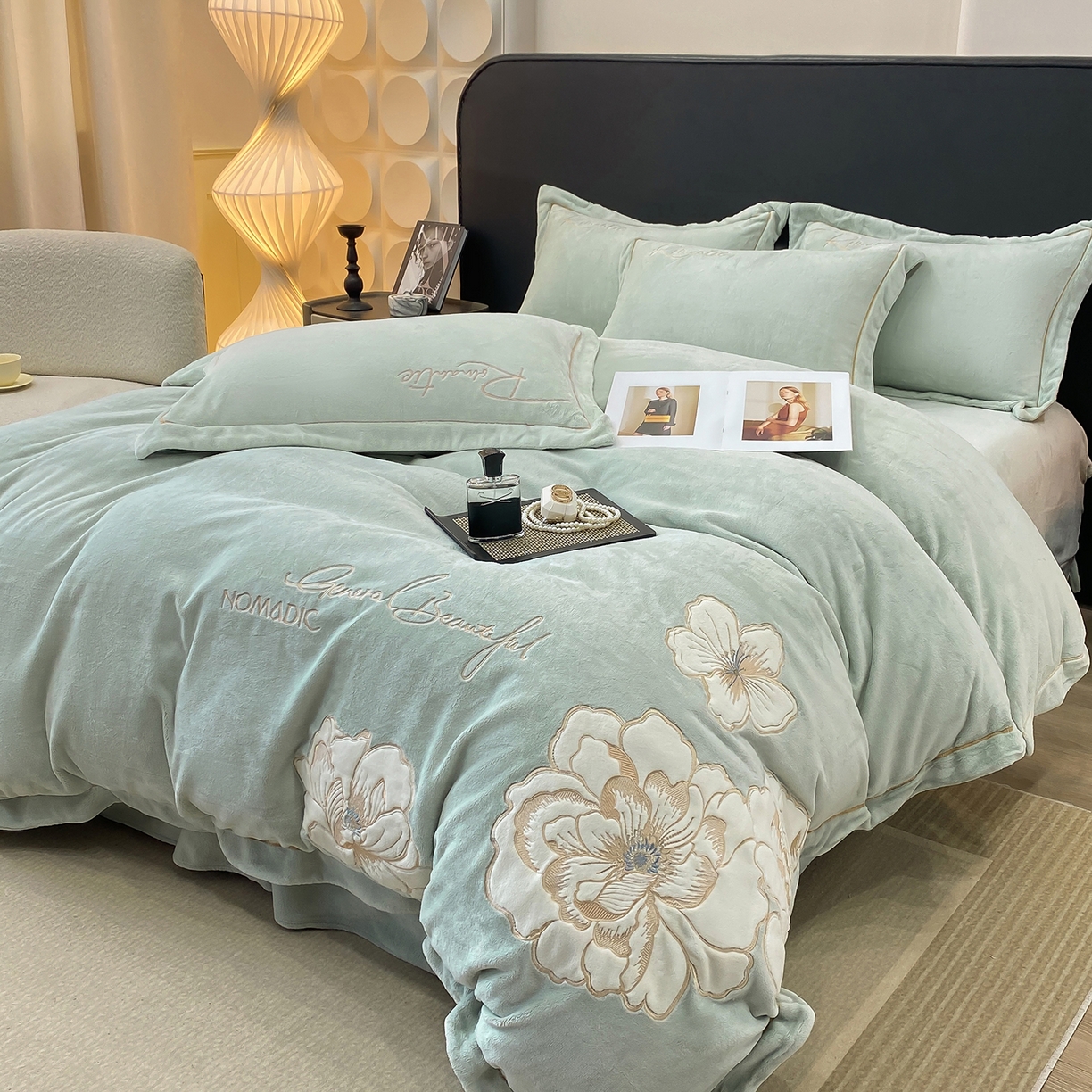 91家纺网 家纺一手货源 找家纺 悦织湾家纺 2025新款9斤重牛奶绒四件套纯色贴布绣人件富贵系列240克重高密保暖轻奢时尚床上用品4件套 人间富贵-玻璃蓝