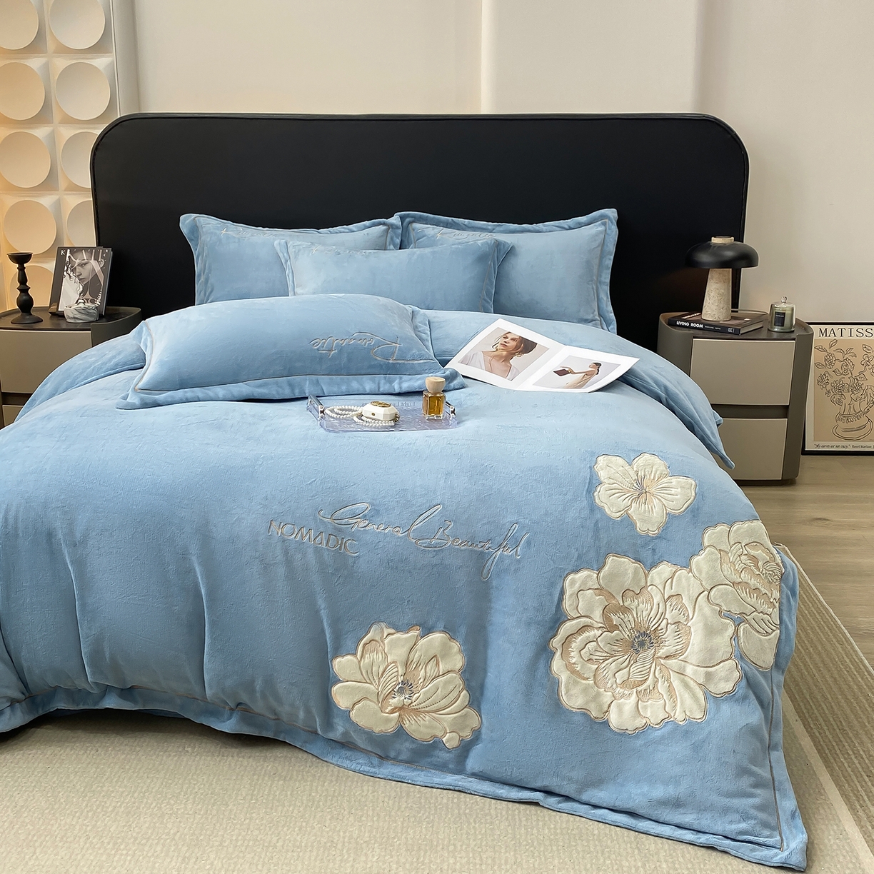 91家纺网 家纺一手货源 找家纺 悦织湾家纺 2025新款9斤重牛奶绒四件套纯色贴布绣人件富贵系列240克重高密保暖轻奢时尚床上用品4件套 人间富贵-草蓝