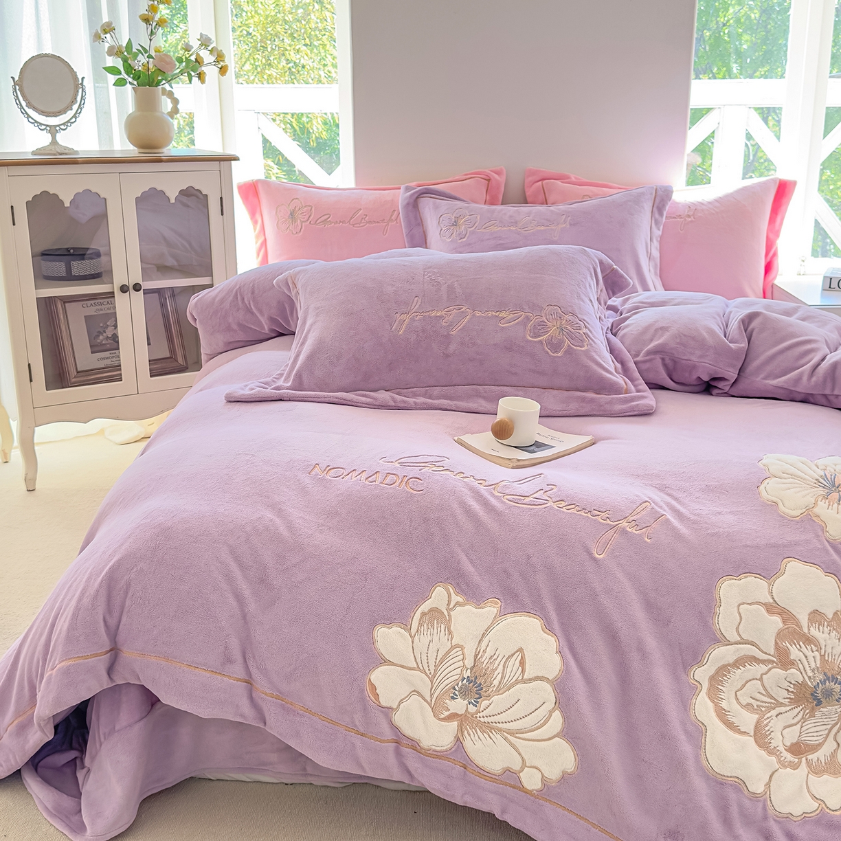 91家纺网 家纺一手货源 找家纺 悦织湾家纺 2025新款9斤重牛奶绒四件套纯色贴布绣人件富贵系列240克重高密保暖轻奢时尚床上用品4件套 人间富贵-丁香紫