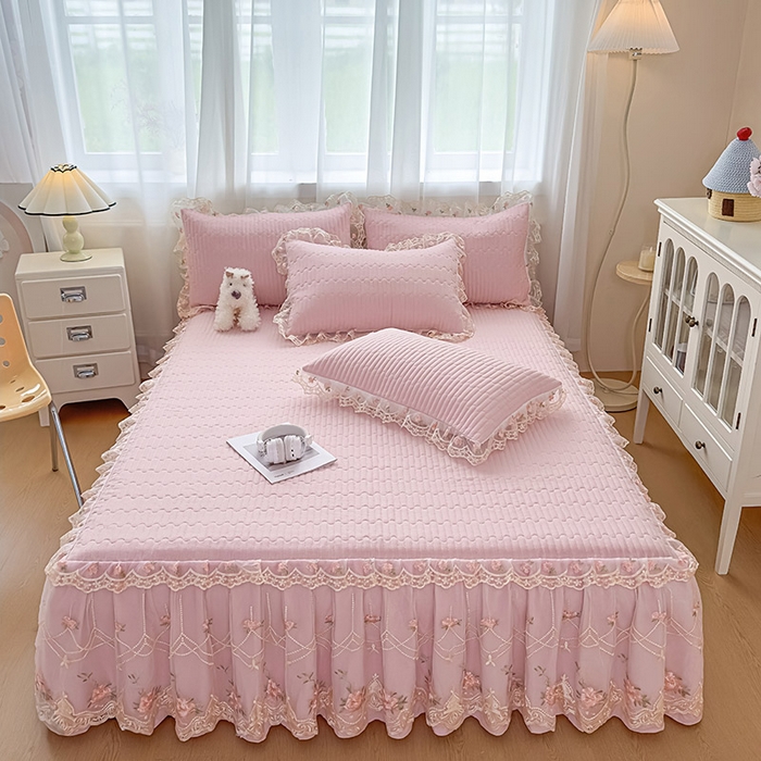 91家纺网 家纺一手货源 找家纺 鼎丰家纺 2025新款皱皱纱床裙-蜜恋系列 樱花粉