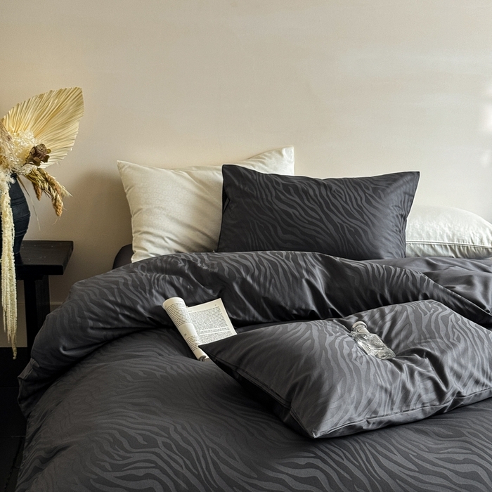 91家纺网 家纺一手货源 找家纺 （总）ONE TWO ONE 121 2025新款高支高密长绒棉纯棉贡缎提花四件套-斑马纹