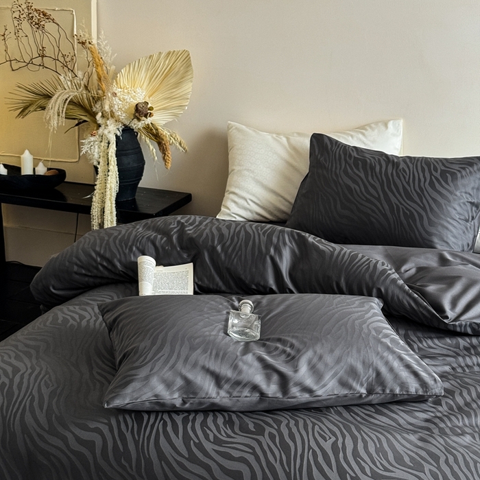 91家纺网 家纺一手货源 找家纺 （总）ONE TWO ONE 121 2025新款高支高密长绒棉纯棉贡缎提花四件套-斑马纹