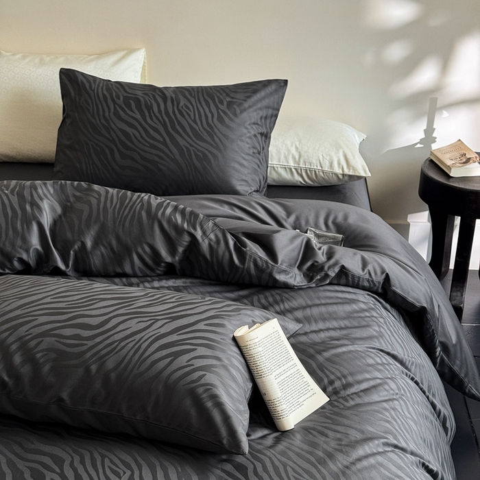 91家纺网 家纺一手货源 找家纺 （总）ONE TWO ONE 121 2025新款高支高密长绒棉纯棉贡缎提花四件套-斑马纹