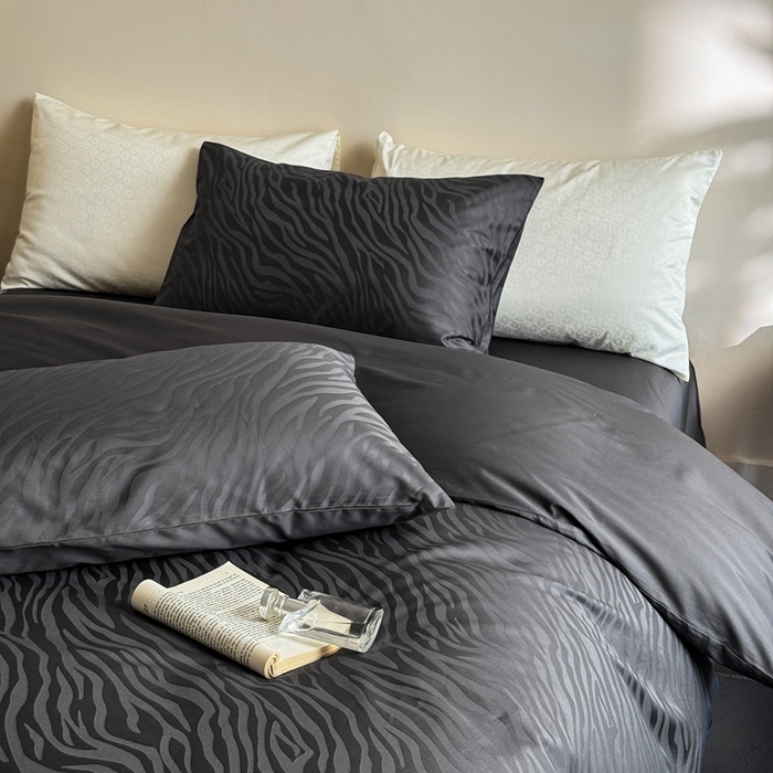 91家纺网 家纺一手货源 找家纺 （总）ONE TWO ONE 121 2025新款高支高密长绒棉纯棉贡缎提花四件套-斑马纹