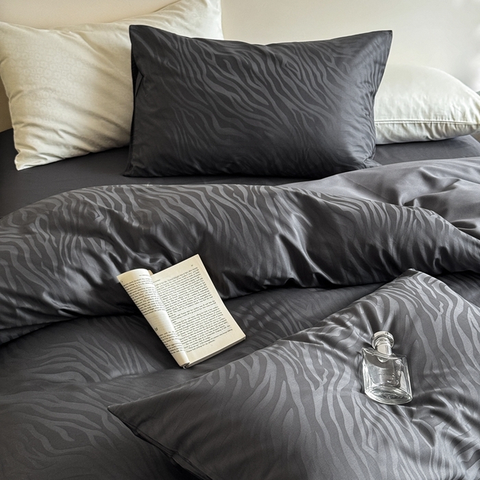 91家纺网 家纺一手货源 找家纺 （总）ONE TWO ONE 121 2025新款高支高密长绒棉纯棉贡缎提花四件套-斑马纹