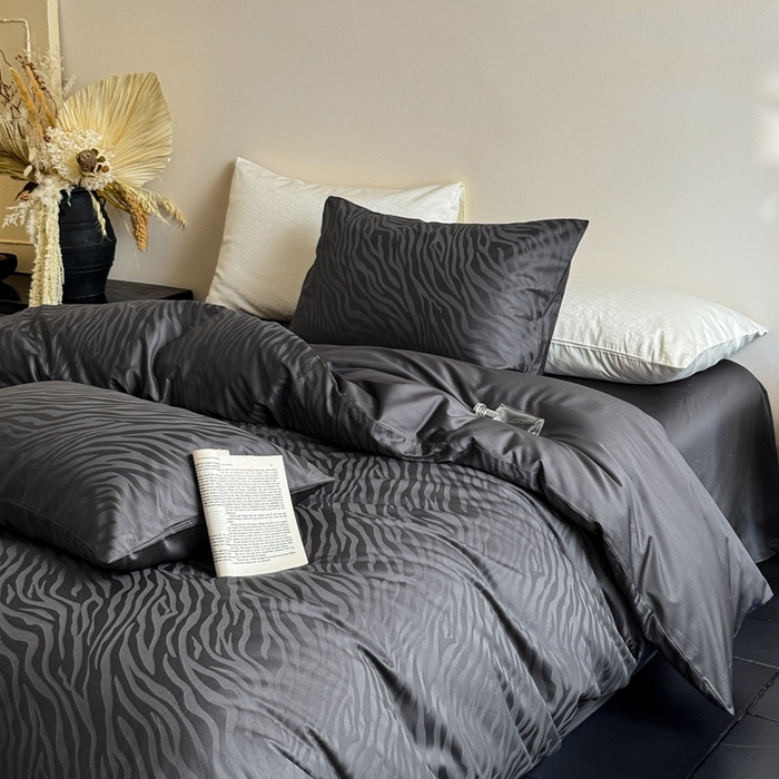 91家纺网 家纺一手货源 找家纺 （总）ONE TWO ONE 121 2025新款高支高密长绒棉纯棉贡缎提花四件套-斑马纹