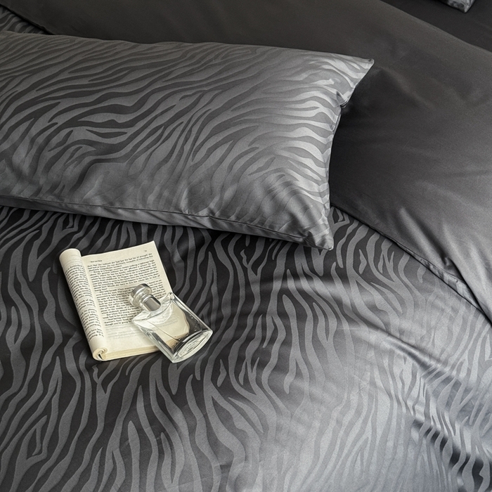 91家纺网 家纺一手货源 找家纺 （总）ONE TWO ONE 121 2025新款高支高密长绒棉纯棉贡缎提花四件套-斑马纹