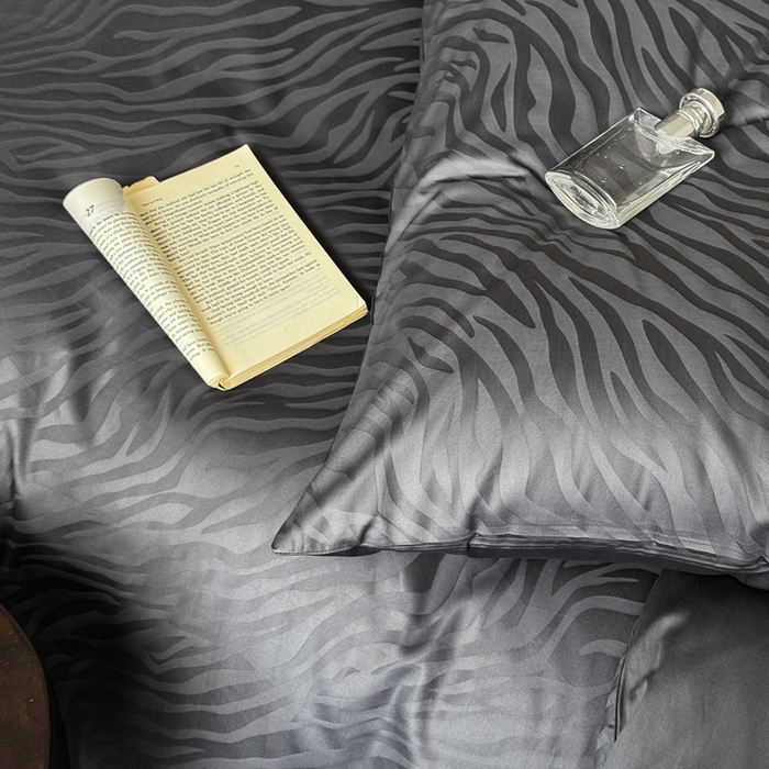 91家纺网 家纺一手货源 找家纺 （总）ONE TWO ONE 121 2025新款高支高密长绒棉纯棉贡缎提花四件套-斑马纹