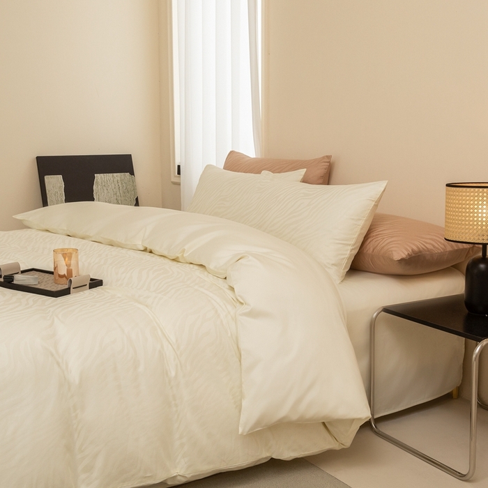 91家纺网 家纺一手货源 找家纺 ONE TWO ONE 121 2025新款高支高密长绒棉纯棉贡缎提花四件套-斑马纹 牛津白