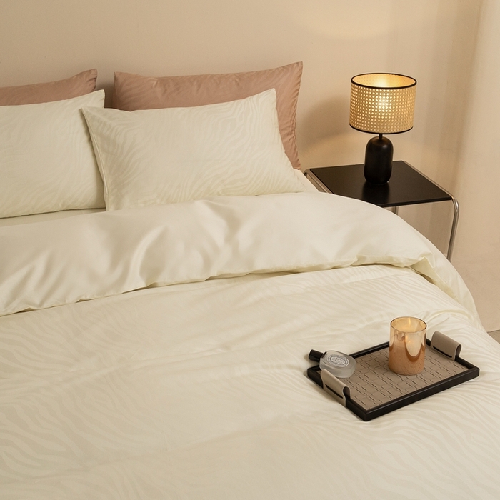 91家纺网 家纺一手货源 找家纺 ONE TWO ONE 121 2025新款高支高密长绒棉纯棉贡缎提花四件套-斑马纹 牛津白