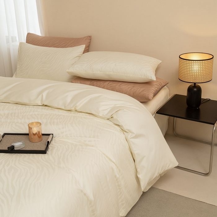 91家纺网 家纺一手货源 找家纺 ONE TWO ONE 121 2025新款高支高密长绒棉纯棉贡缎提花四件套-斑马纹 牛津白