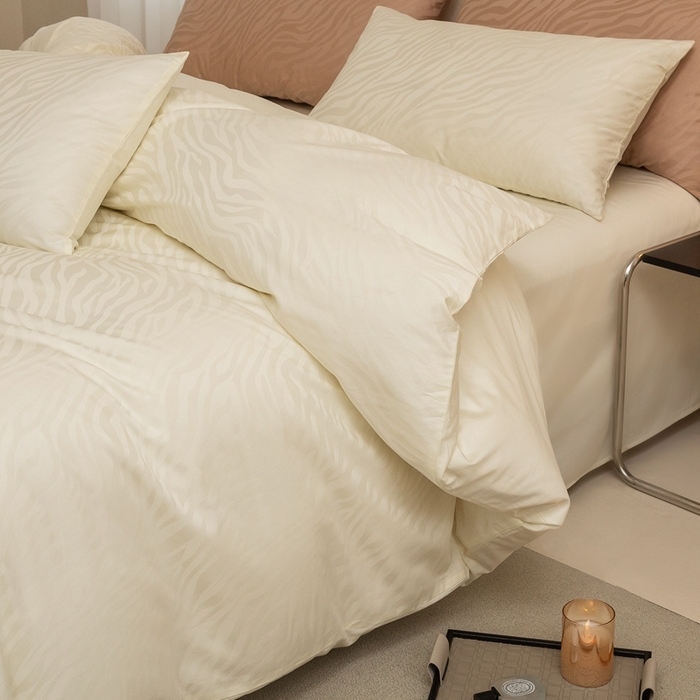 91家纺网 家纺一手货源 找家纺 ONE TWO ONE 121 2025新款高支高密长绒棉纯棉贡缎提花四件套-斑马纹 牛津白