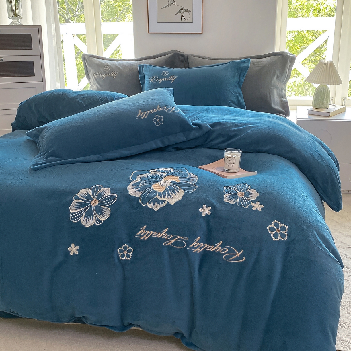 91家纺网 家纺一手货源 找家纺 （总）悦织湾家纺 2025新款绣花200克重牛奶绒四件套刺绣3.5万针7斤重高密加厚保暖跨境专供外贸出口电商热销款