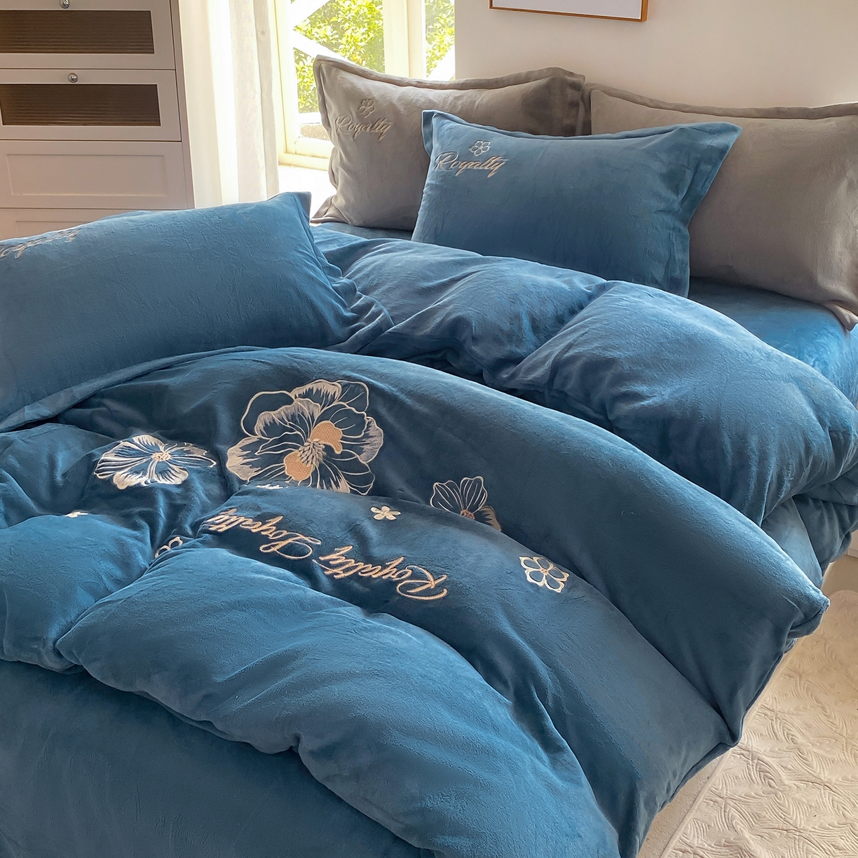 91家纺网 家纺一手货源 找家纺 （总）悦织湾家纺 2025新款绣花200克重牛奶绒四件套刺绣3.5万针7斤重高密加厚保暖跨境专供外贸出口电商热销款