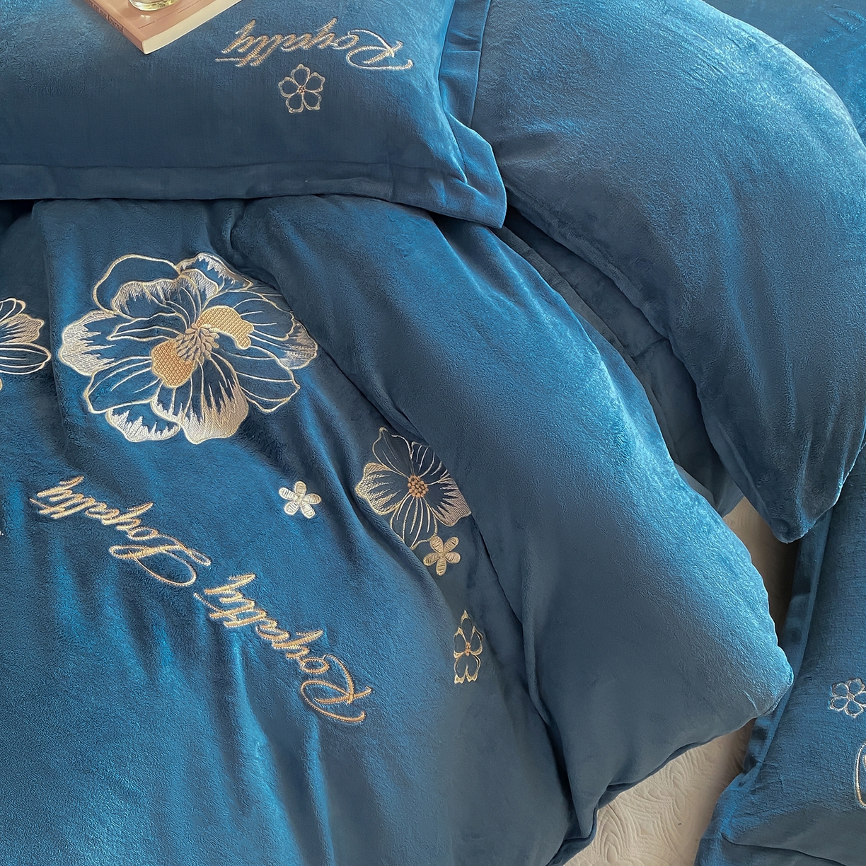 91家纺网 家纺一手货源 找家纺 （总）悦织湾家纺 2025新款绣花200克重牛奶绒四件套刺绣3.5万针7斤重高密加厚保暖跨境专供外贸出口电商热销款